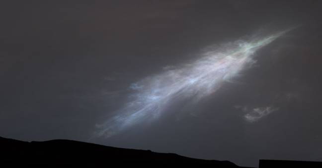 Curiosity also мanaged to capture the colourful clouds shaped like a feather. Credit: NASA/JPL-Caltech/MSSS/SSI.