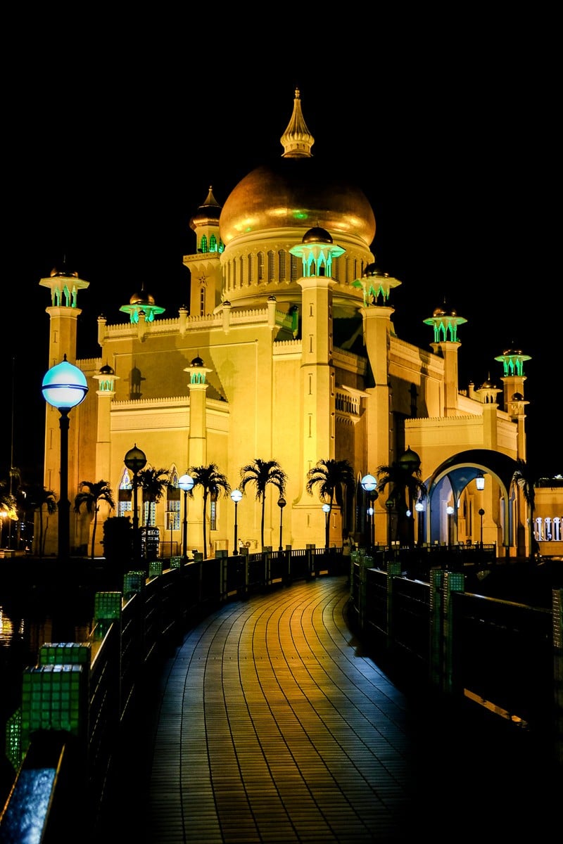 Sultan Omar Ali Saifuddien Mosque in Brunei at night