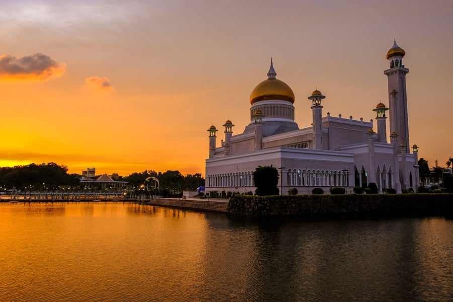 Sunset or sunrise at the Sultan Omar Ali Saifuddien Mosque in Brunei