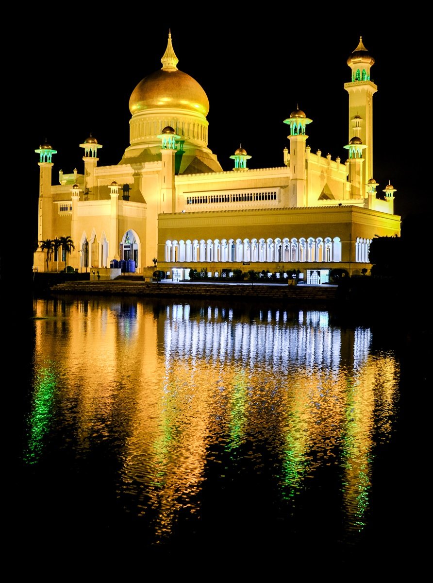 Sultan Omar Ali Saifuddien Mosque in Brunei at night