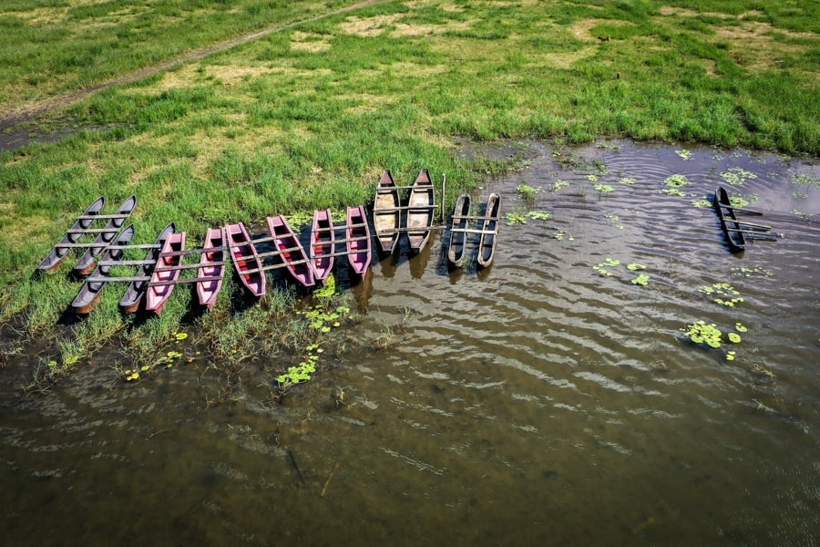 lake tamblingan canoes