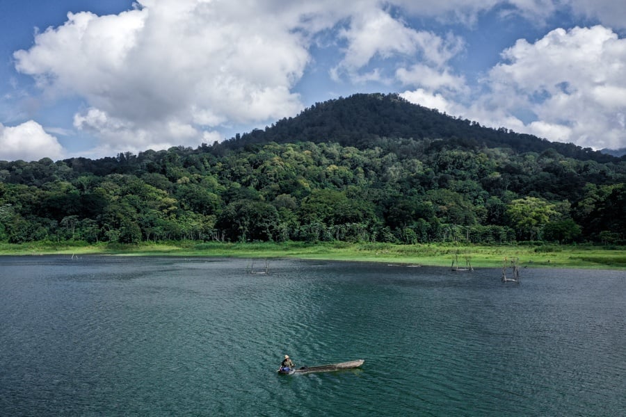 lake tamblingan fisherman