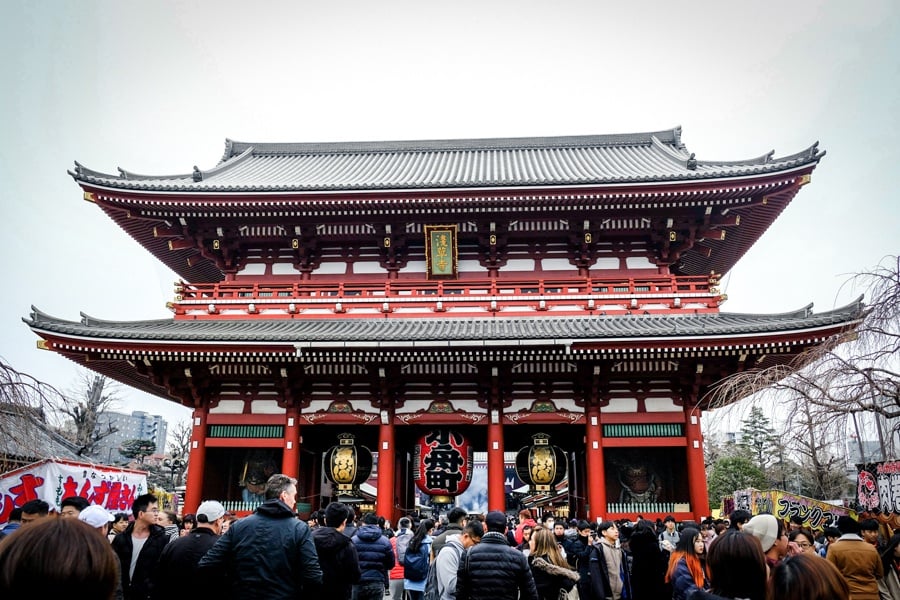 Gate and crowds at Sensoji Temple in Asakusa, Tokyo, Japan