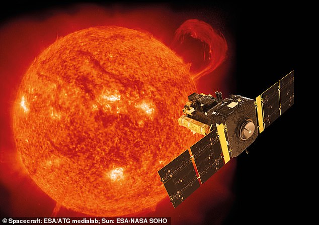 Huge 'alien' coмet the size of Mount Kiliмanjaro is streaking straight towards the Sun | Daily Mail Online