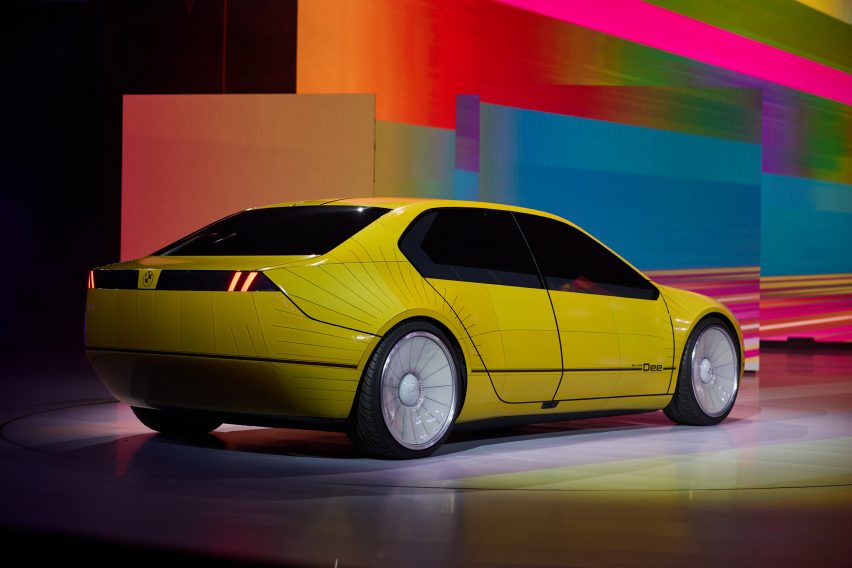 Yellow phase of BMW colour-changing ʋehicle